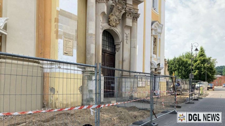 Przy świątyni trwają prace. Będzie też nowy chodnik przed...