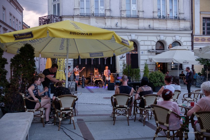 Tarnów. Plenerowy koncert Tam Tam Project pod ratuszem. Szkoda, że muzykom przeszkodziła burza [ZDJĘCIA]