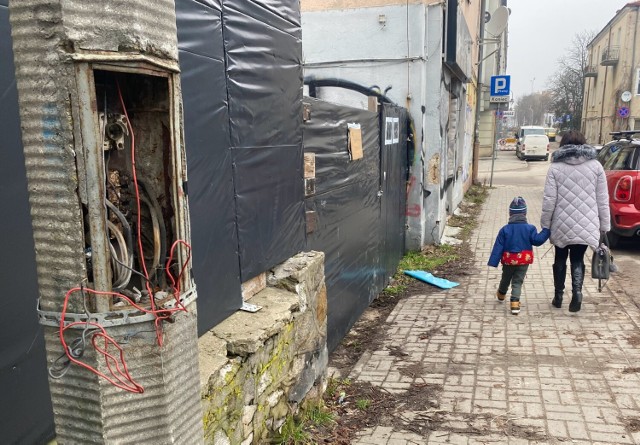 Na ulicy Koziej w Kielcach zwisają niebezpieczne kable.