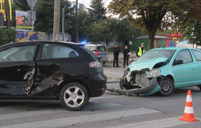 Zderzenie dwóch samochodów w Kielcach. Dwie kobiety w szpitalu                           