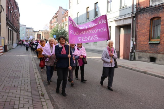 Uczestnicy (ponad 200 osób) przeszli sprzed Urzędu Miasta do Piekarskiego Centrum Medycznego.