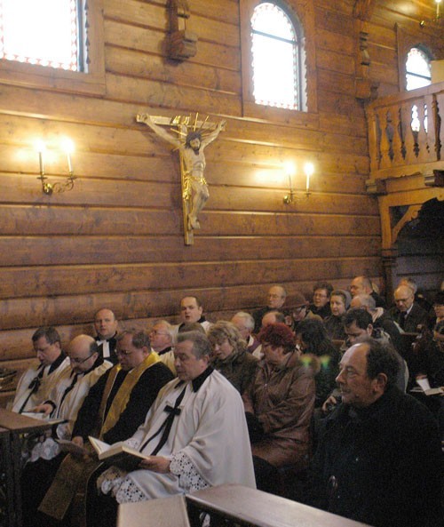 W drewnianej kapliczce na terenie Zameczku modliło się wiele...