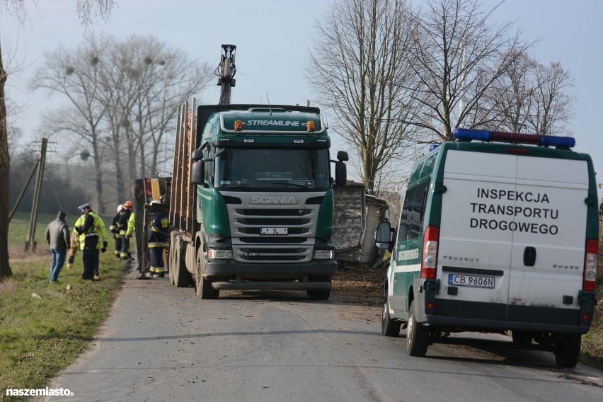 Ciężarówka z drewnem zablokowała drogę w Rozentalu na ponad pięć godzin. Jedna osoba trafiła do szpitala [zdjęcia, wideo]