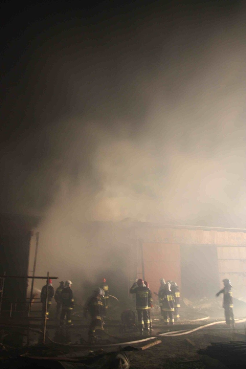 Pożar w Chojnicach. Pożar w opuszczonym magazynie na Towarowej FOTO
