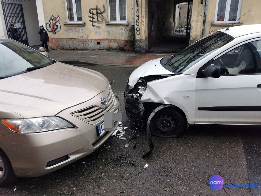 Włocławek. Czołowe zderzenie na ulicy Królewieckiej we Włocławku [zdjęcia]