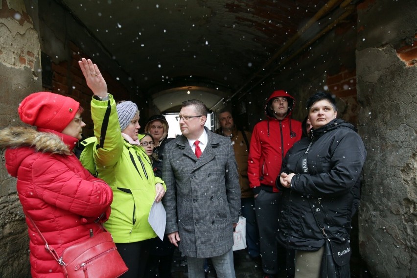 Lublin. Mieszkańcy kamienicy przy ul. Cyruliczej zostali na lodzie? Rada dzielnicy i miejski radny zapowiadają pomoc
