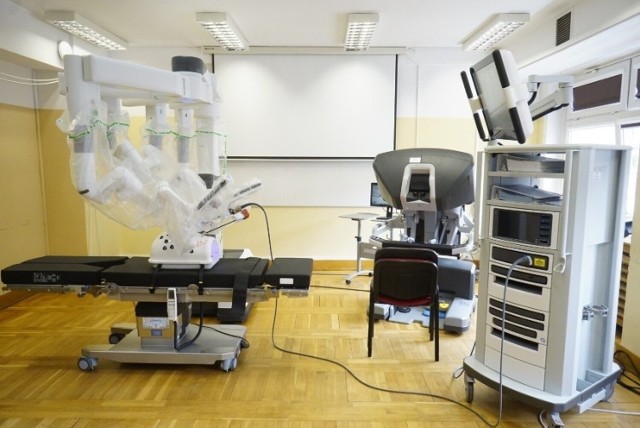 Szpital przy ul. Szwajcarskiej od dwóch tygodni dysponuje najnowszym robotem da Vinci. Od piątku wykorzystuje go do operacji urologicznych.