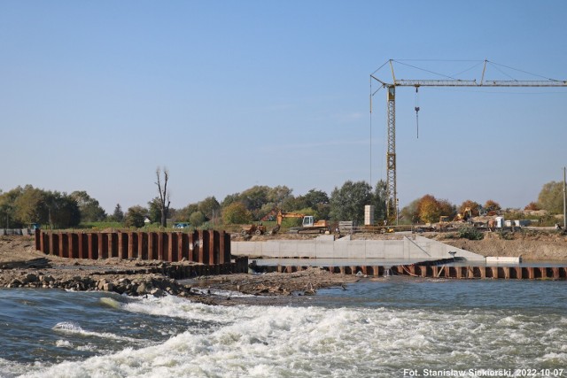 Ekolodzy chcą wstrzymania budowy elektrowni, ale pracy na brzegach Dunajca postępują