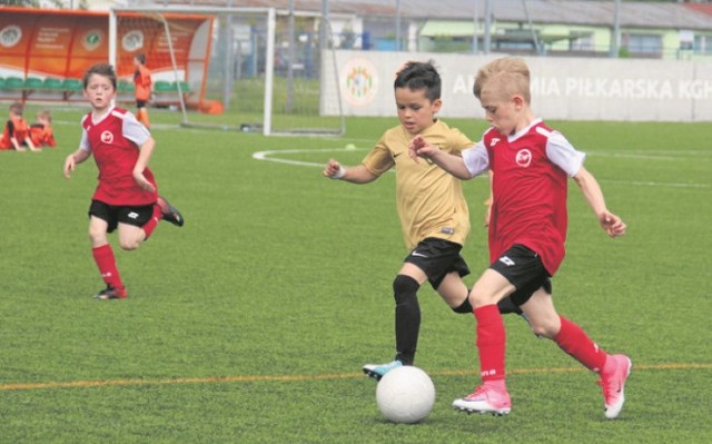 Chłopcy z Escoli Futbolu (na czerwono) wygrali wszystkie mecze