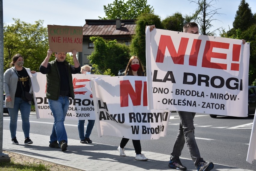 Protest mieszkańców pod Urzędem Miejskim w Alwerni