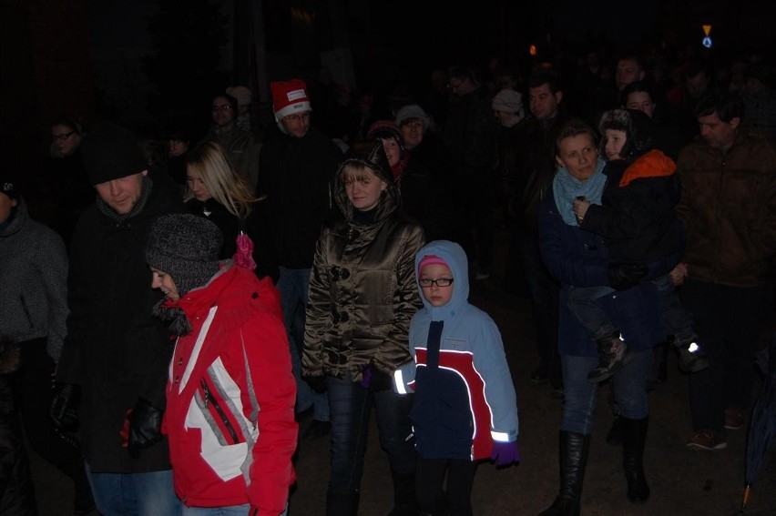 Żukowo. Z pasterskim pokłonem wierni podążyli do szopki na dziedzińcu kościoła ponorbertańskiego