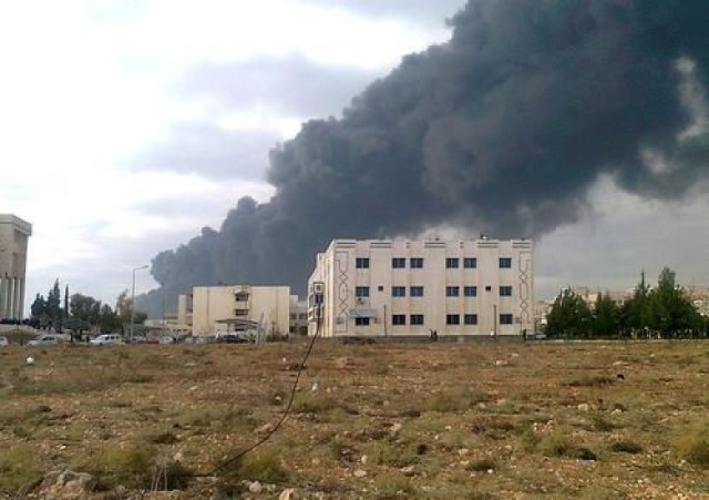 Nad miastem Hims od wielu dni unoszą się czarne dymy (http://www.flickr.com/photos/syriafreedom/6731501619/in/photostream/)