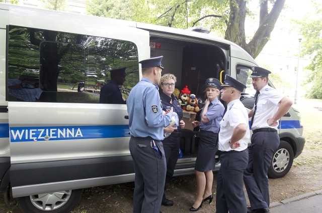 Policjanci odwiedzili dzieci z oddziału onkologicznego łódzkiego szpitala