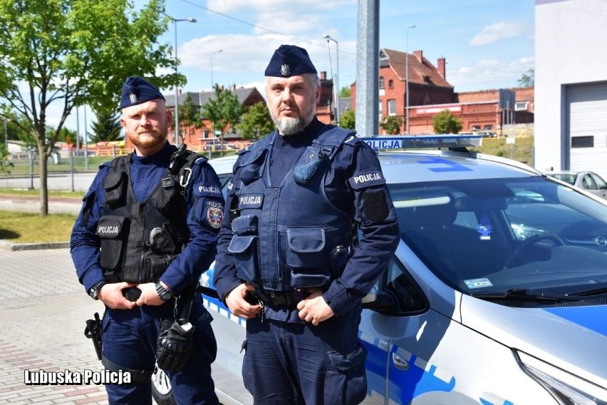 Policjanci pomagali w ewakuacji mieszkańców płonącej...