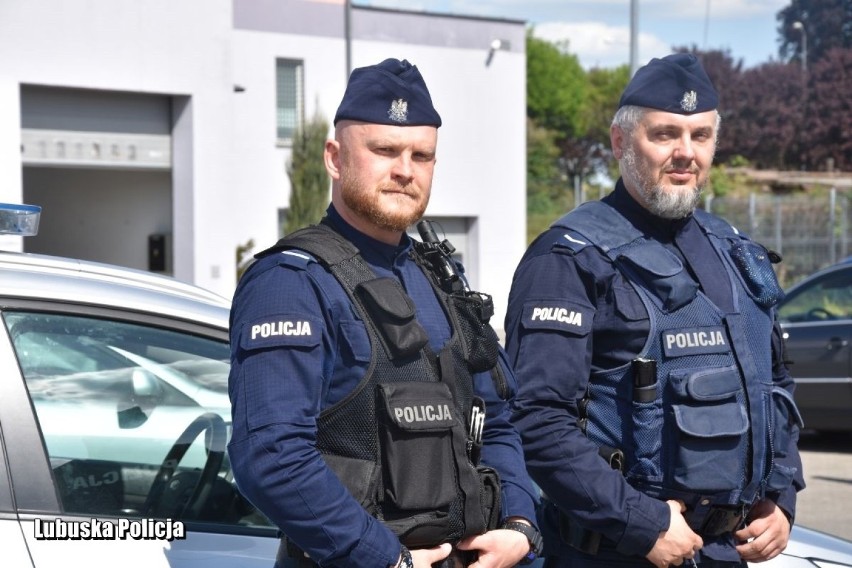 Policjanci pomagali w ewakuacji mieszkańców płonącej...