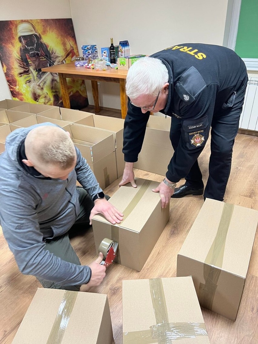 Strażackie Pogotowie Świętego Mikołaja z Koźmina rozdało paczki potrzebującym [FOTO]