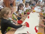 Maluchy z Radomska przygotowywały w Publicznym Przedszkolu nr 5 flagę na Dzień Flagi. ZDJĘCIA