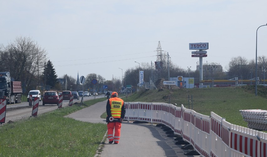 Nowy park handlowo-usługowy pod Stargardem coraz większy. Roboty są też na drodze. Będzie rondo  