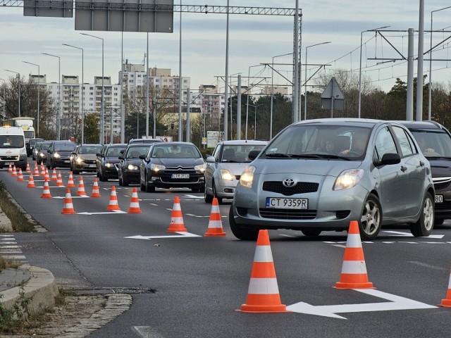 W czwartek 9 listopada rozpoczęło się malowanie pasów na placu Daszyńskiego i dojazdach do niego. Nowa organizacja ruchu będzie tu obowiązywać od poniedziałku 13 listopada.