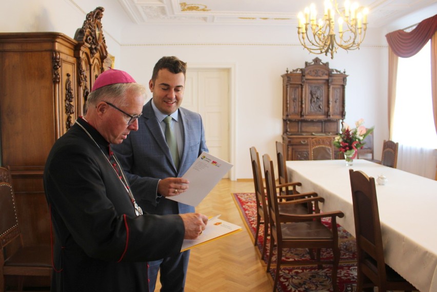 Łomżyński biskup Janusz Stepnowski odebrał swoją Kartę...