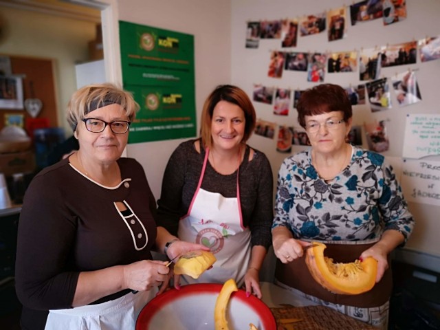 Konińscy seniorzy wspólnie z Fundacją "Zupa Sercem Przyprawiona" gotowali zupę dyniową dla potrzebujących
