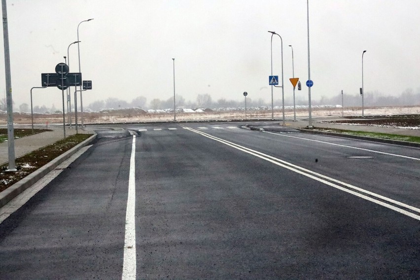 Nowo wybudowana droga na byłym lotnisku uroczyście otwarta, zobaczcie zdjęcia