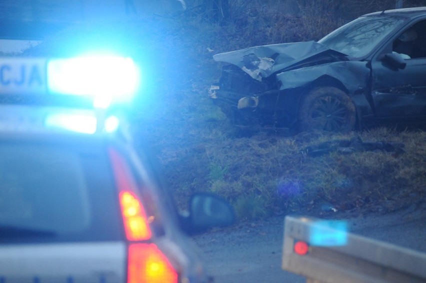 Śrem: wypadek na obwodnicy Śremu. Kraksa przy zjeździe z Gostyńskiej. ZDJĘCIA zablokowana obwodnica