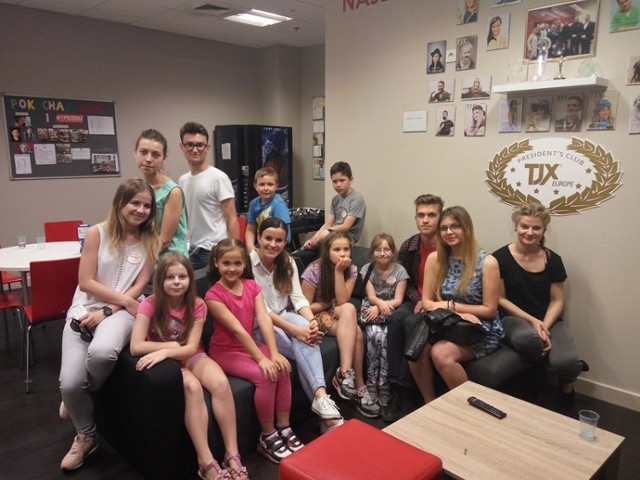 Dzieci z Akademii Przyszłości wraz z wolontariuszami podczas wizyty w sklepie TK Maxx.
