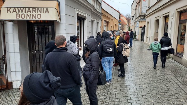 Długa kolejka do właśnie otwartego w Zielonej Górze sklepu z mangą i anime nie zmniejszała się przez kolejne godziny (wpuszczano do środka zgodnie z przepisami tylko po kilka osób)