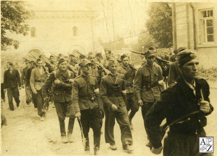 Żołnierze z kompanii AK „Konrada” wkraczają do Zamościa. 25...