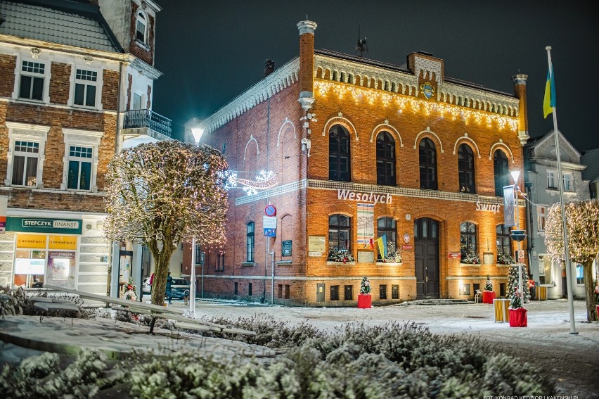 Na Starym Rynku w Pucku stanęła choinka. Oświetlone drzewko...