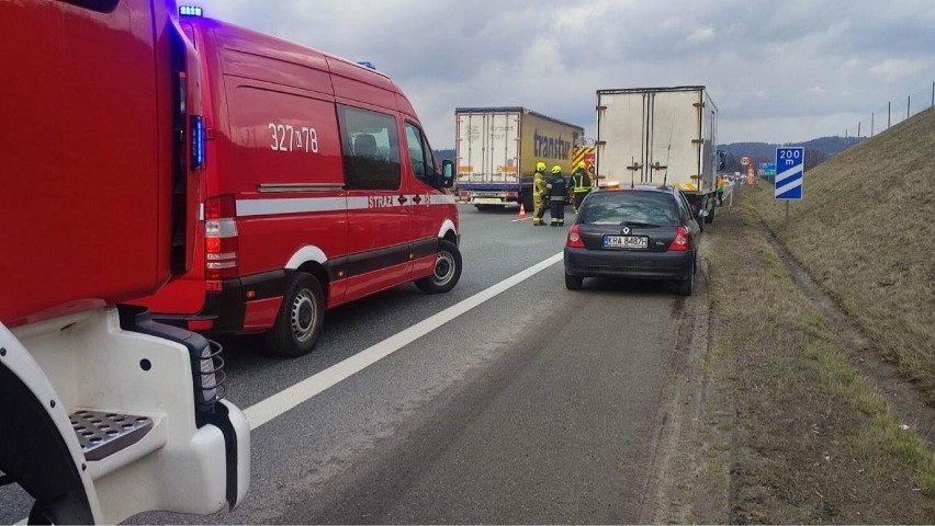 Wypadek na autostradzie A4. Zderzyły się trzy pojazdy, w tym dwa osobowe i ciężarówka. Są osoby poszkodowane