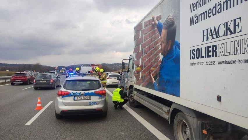 Wypadek na autostradzie A4. Zderzyły się trzy pojazdy, w tym dwa osobowe i ciężarówka. Są osoby poszkodowane