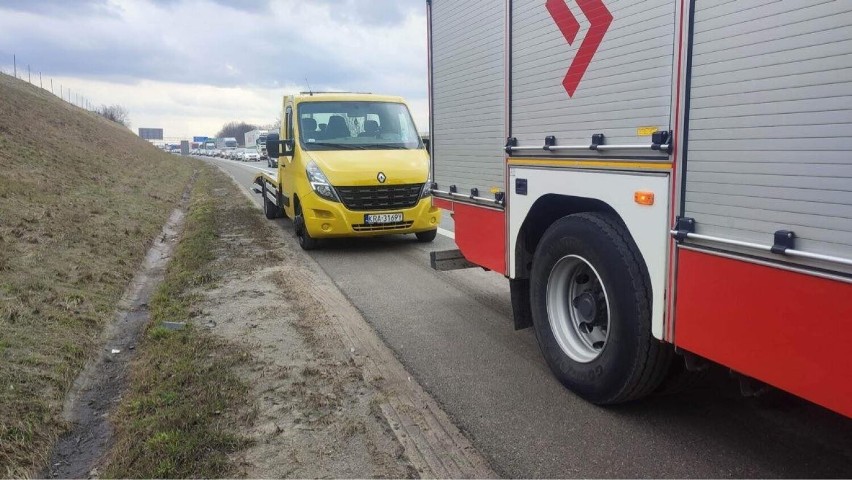 Wypadek na autostradzie A4. Zderzyły się trzy pojazdy, w tym dwa osobowe i ciężarówka. Są osoby poszkodowane