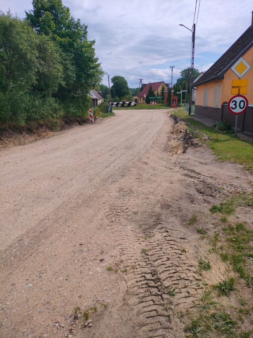 Poślizg z remontem drogi w Krosinie. Jest wyjaśnienie zagadki [zdjęcia]