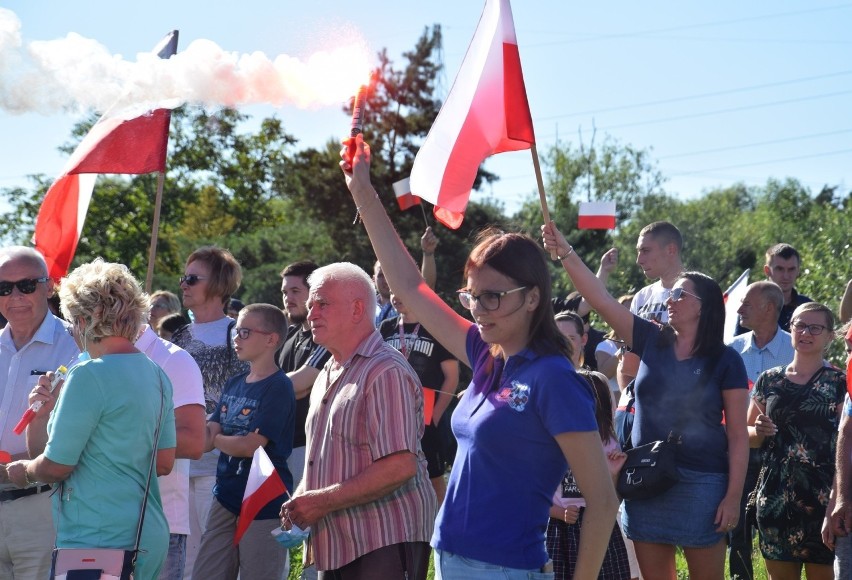 76. rocznica Powstania Warszawskiego. Race na rondzie Witolda Pileckiego w Kędzierzynie-Koźlu. Tak mieszkańcy uczcili powstańców