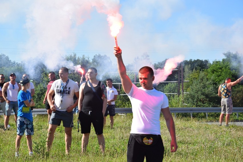 76. rocznica Powstania Warszawskiego. Race na rondzie Witolda Pileckiego w Kędzierzynie-Koźlu. Tak mieszkańcy uczcili powstańców