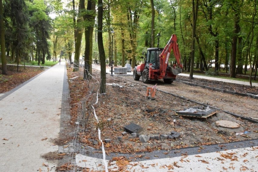 Trwa modernizacja Parku Zdrojowego w Busku - Zdroju - zobaczcie. Termin zakończenia inwestycji przesunięty na maj 2021 [ZDJĘCIA]