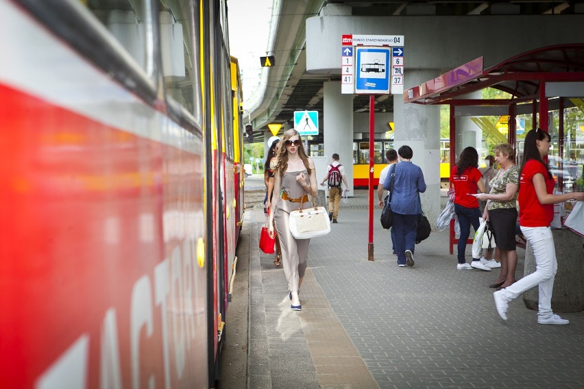 Wiosenna moda na przystankach tramwajowych