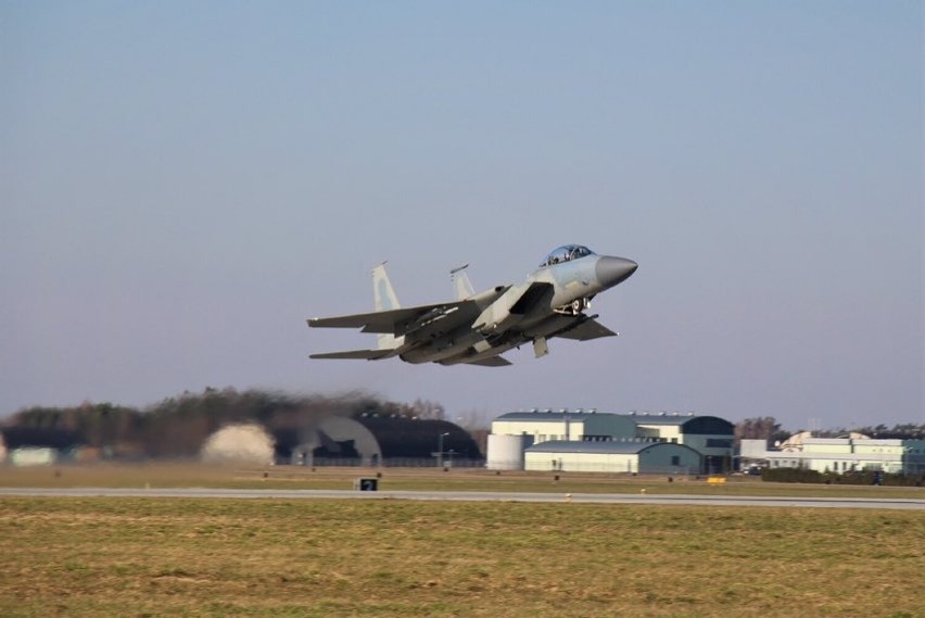Kolejne amerykańskie  F15 wylądowały w Łasku. Jest już cała eskadra 