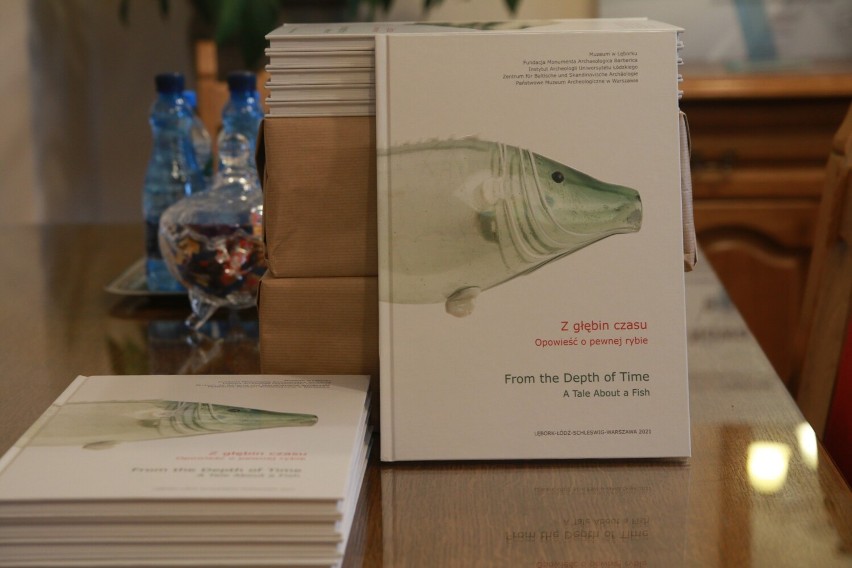 Lęborskie muzeum przekazało gminie NWL kilkadziesiąt publikacji „Z głębin czasu - opowieść o pewnej rybie”