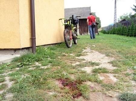 Przed domem, w którym doszło do tragedii, widnieje plama krwi. Obok motor zamordowanego Marcina.