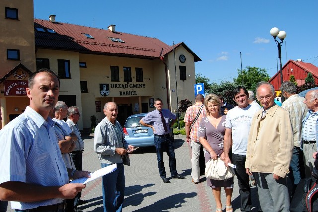 Wójt Radosław Warzecha (z lewej) i  mieszkańcy Mętkowa walczą o usunięcie ścieków