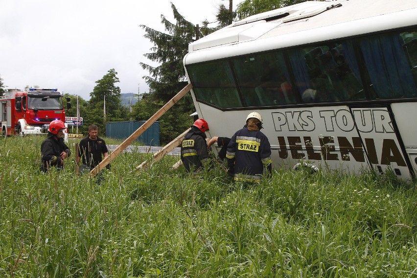 Zakopianka: autobus niemal wylądował w fosie