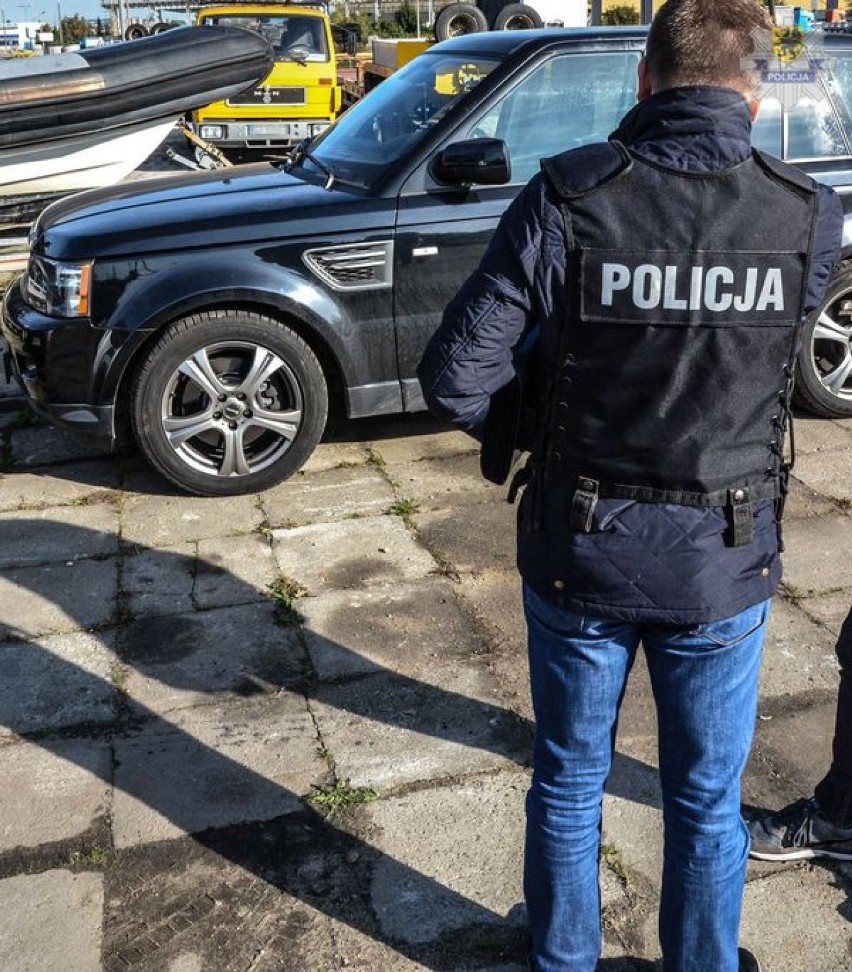 Policjanci z KWP Gdańsk rozbili grupę zajmującą się legalizacją kradzionych samochodów [ZDJĘCIA]