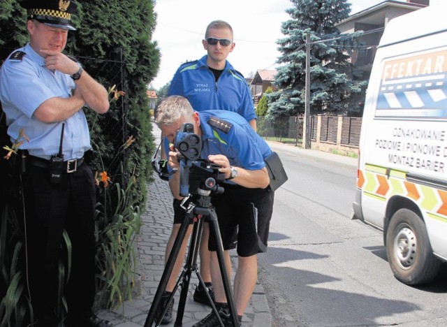 Laserowy miernik rejestruje wszystkie pojazdy, które przejeżdżają ulicą nawet z dozwoloną prędkością. Strażnicy będą go testować przez dwa tygodnie. Decyzję o zakupie podejmą radni