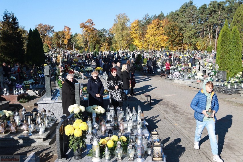 Wszystkich Świętych 2023 na cmentarzu w Szpetalu Górnym, gmina Fabianki. Zdjęcia, 1 listopada 