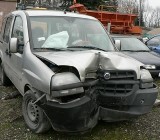 Wypadek w Świdniku: Kierowca fiata zakończył jazdę na słupie