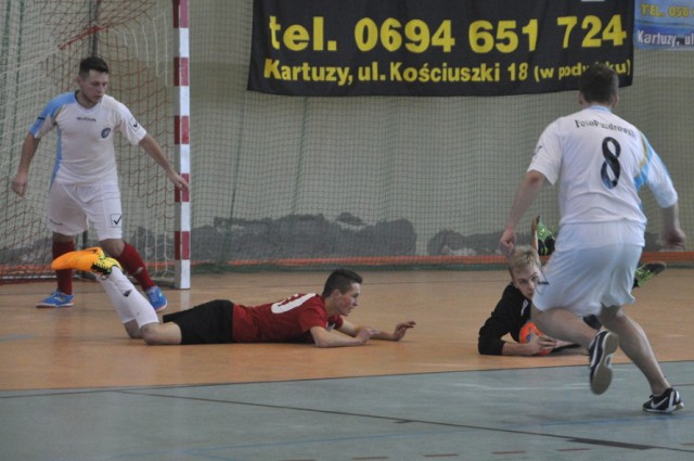 Kartuska Halowa Liga Piłki Nożnej - mecz Kwiaciarnia Zaremba Kartuzy - Foto Puzdrowski Kartuzy