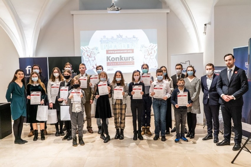5-osobowa drużyna ze szkoły w Kwileniu pod kierunkiem nauczycielki Olgi Kornackiej została laureatem konkursu „Żywe Powstanie 2021”
